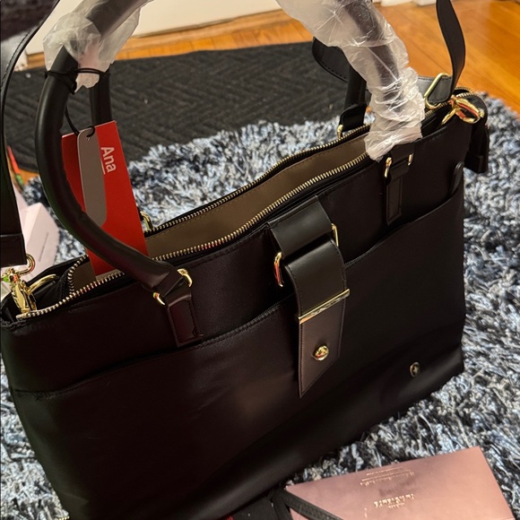 On the run…. Anastasia Beverly Hills Embers Palette in Green - Picture 11 of 12